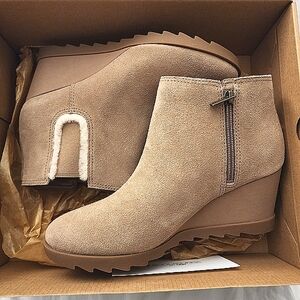 Koolaburra Yonela Tan Ankle Boots with Wedge Heel and Side Zipper